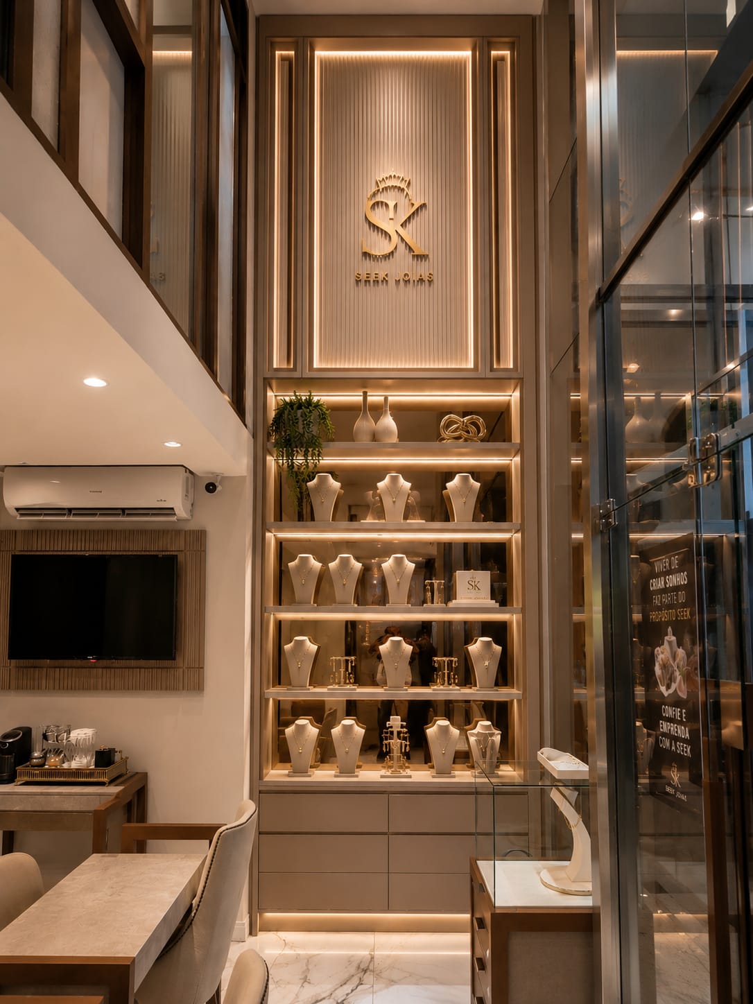 Loja Seek Joias com vitrine iluminada de semijoias